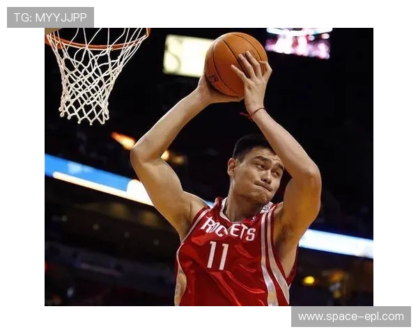 姚明比赛中遭遇防守球员腋下紧逼表情痛苦一幕引发热议